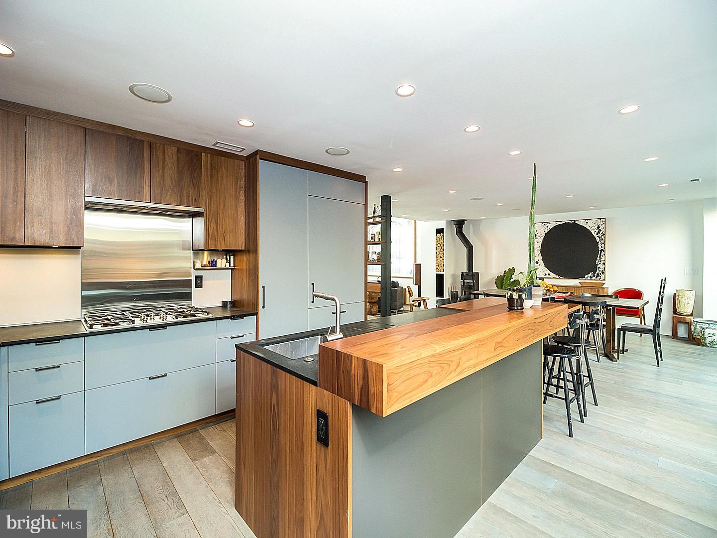 QUEEN VILLAGE - Residential