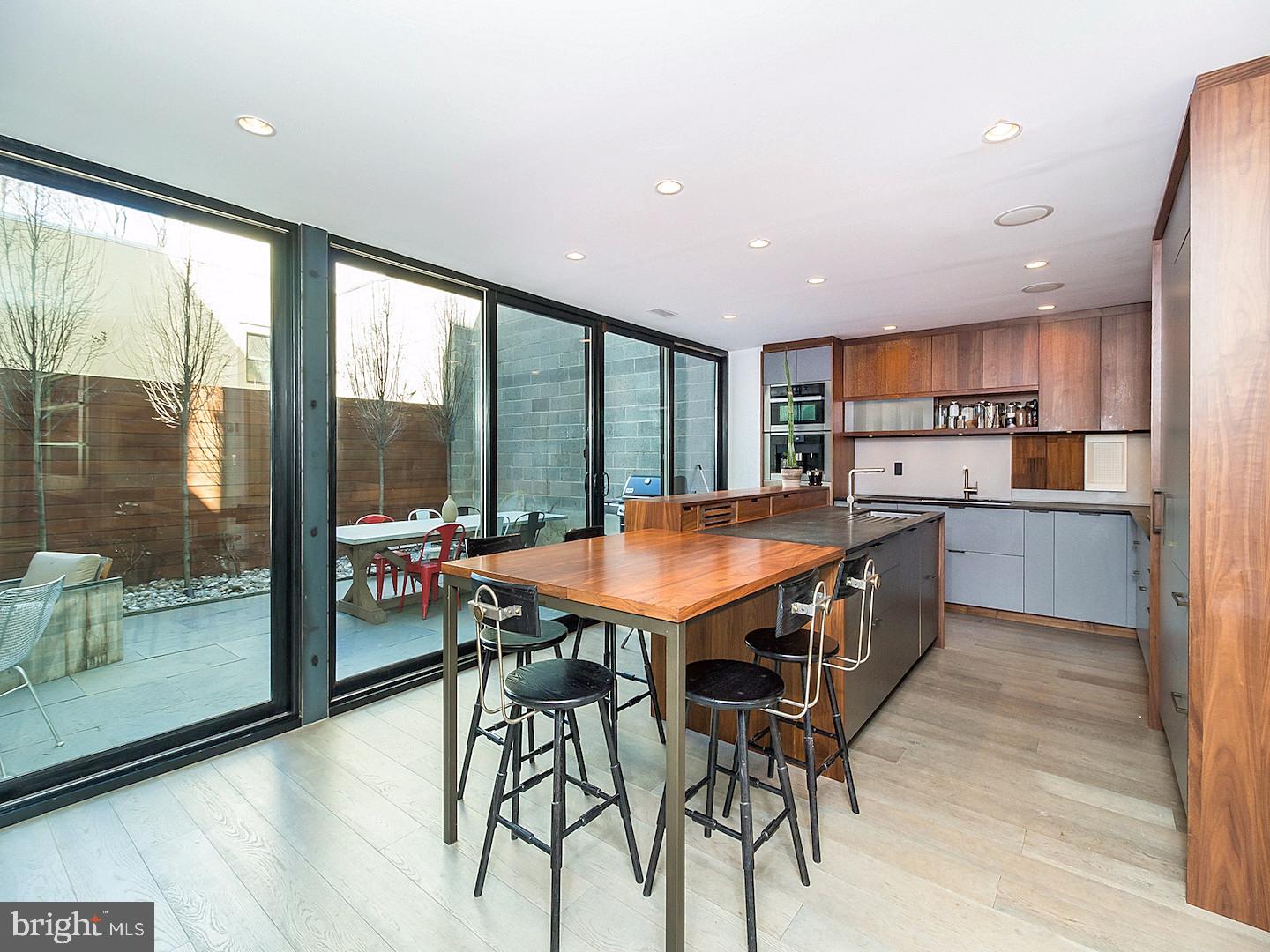 QUEEN VILLAGE - Residential