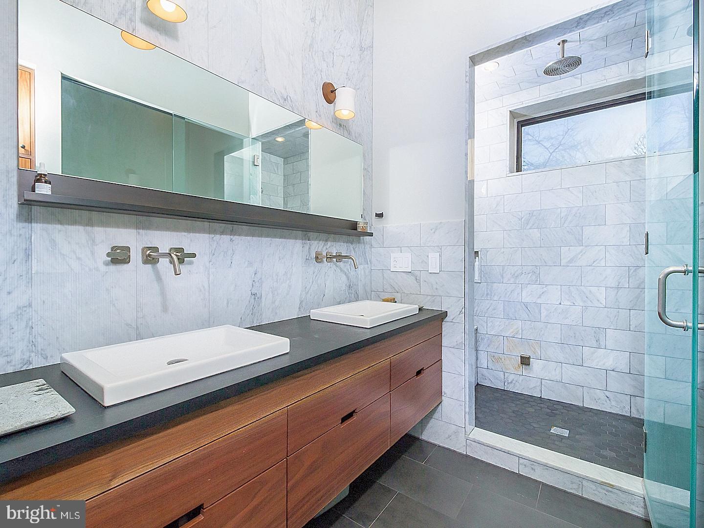 QUEEN VILLAGE - Residential