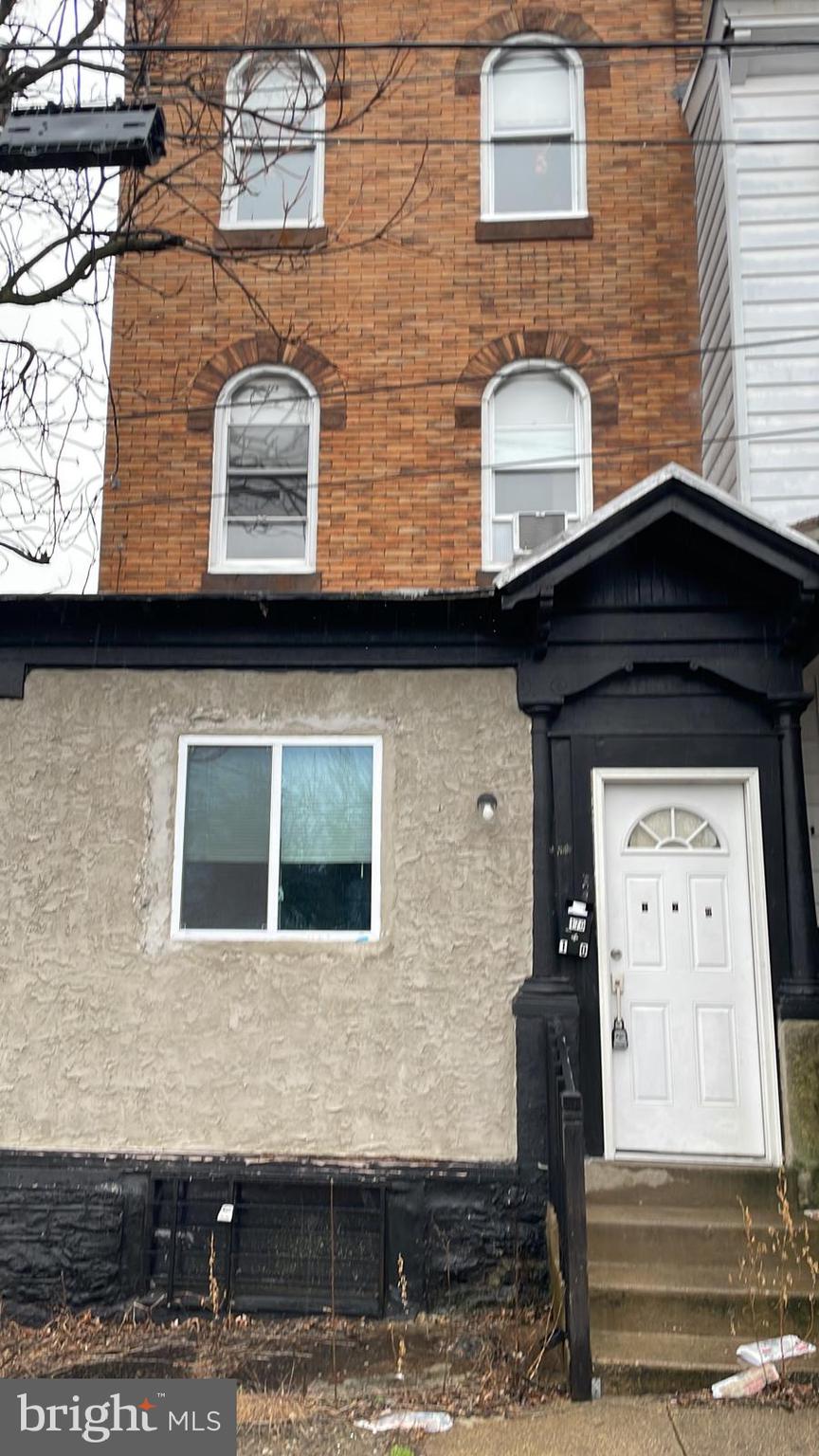 Located in Mt.Airy, this spacious house boasts 5 bedrooms and 2 full bathrooms, making it the perfect choice for large families or those who value plenty of living space. First floor open concept with full bath for convenience. 2nd floor has 3 nice sized bedroom with 1 full bath . Also located on this floor is the laundry room. 3rd floor has 2 more bedrooms. Basement perfect for storage.
*washer dryer as is will not be maintained by landlord but will be removed if inoperable.
