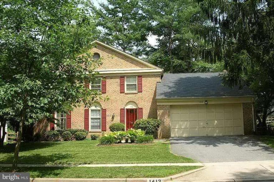 Huge, renovated single house at Famous Fallsmead Subdivision. 4 Bedrooms and 2 1/2 bathrooms. 2 car garage with a remote controller. Ready to move in. The tenant needs to have tenant insurance before moving in. Thanks.