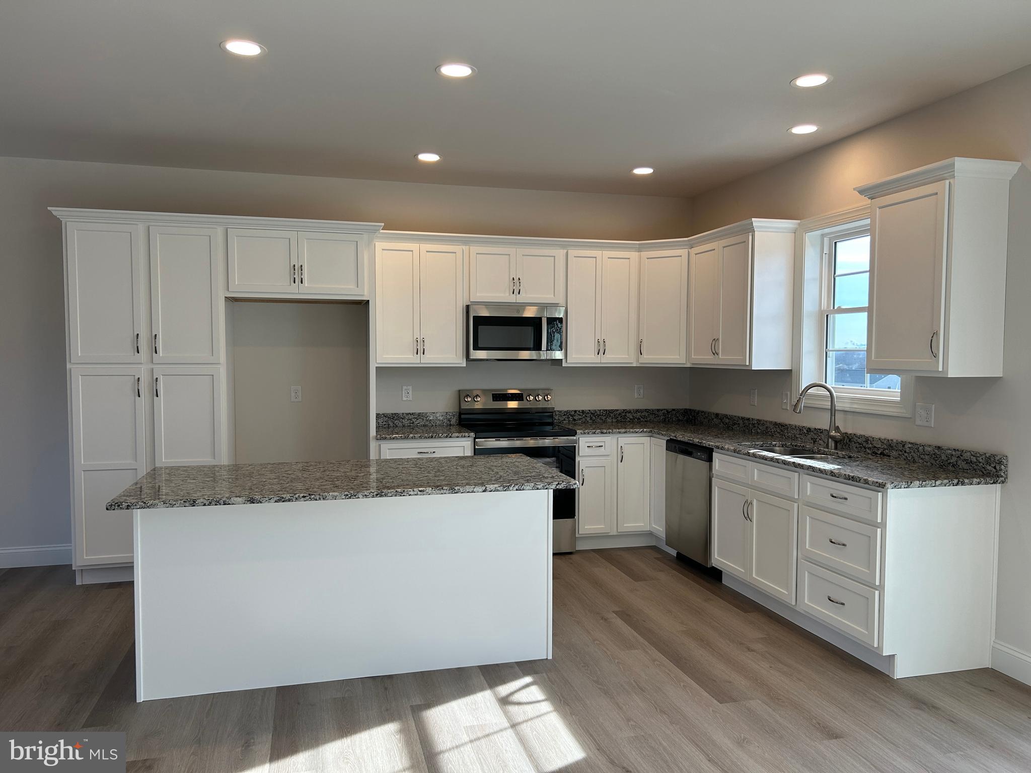 WOODLAND HILLS - Residential