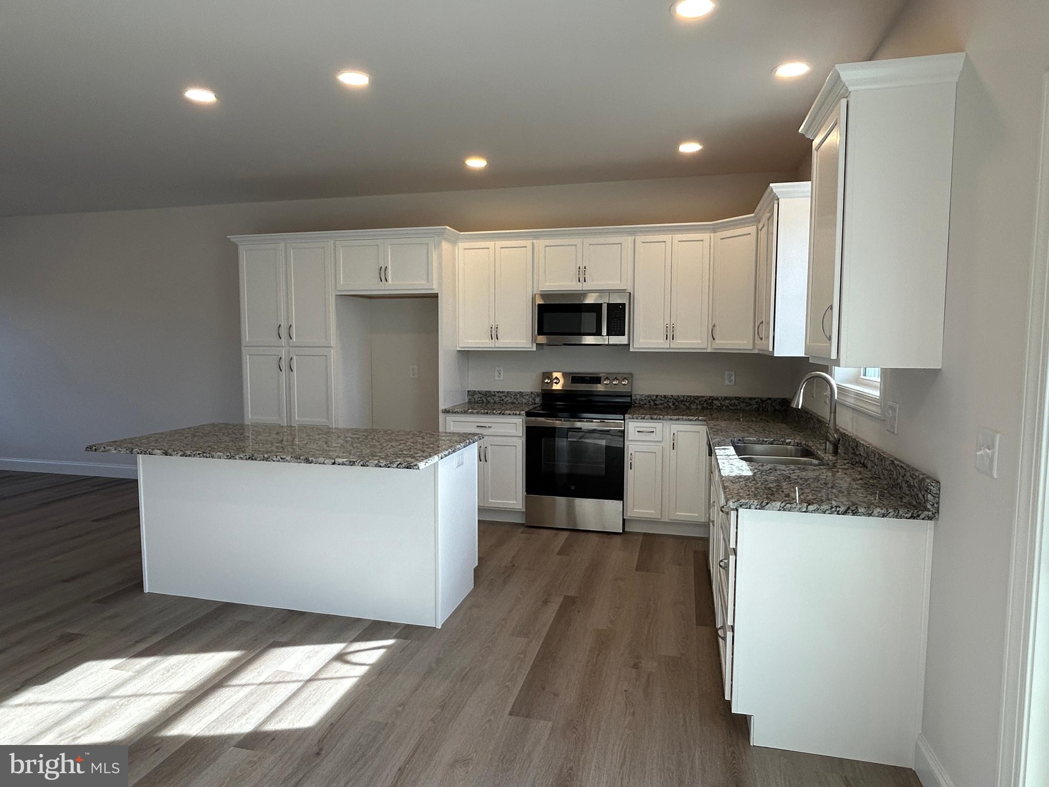 WOODLAND HILLS - Residential