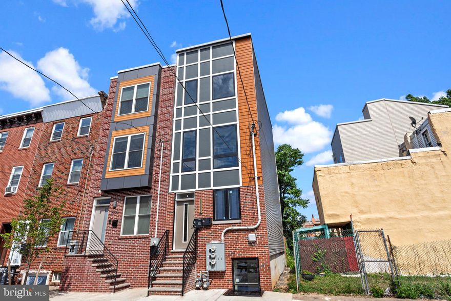 Beautiful new construction property in the heart of West Kensington...open floorplan...bright and clean finishes...full finsihed lower level...Porcelain tile flooring in bathroom...hardwood flooring throughout...stainless steel applainces...fenced private rear yard