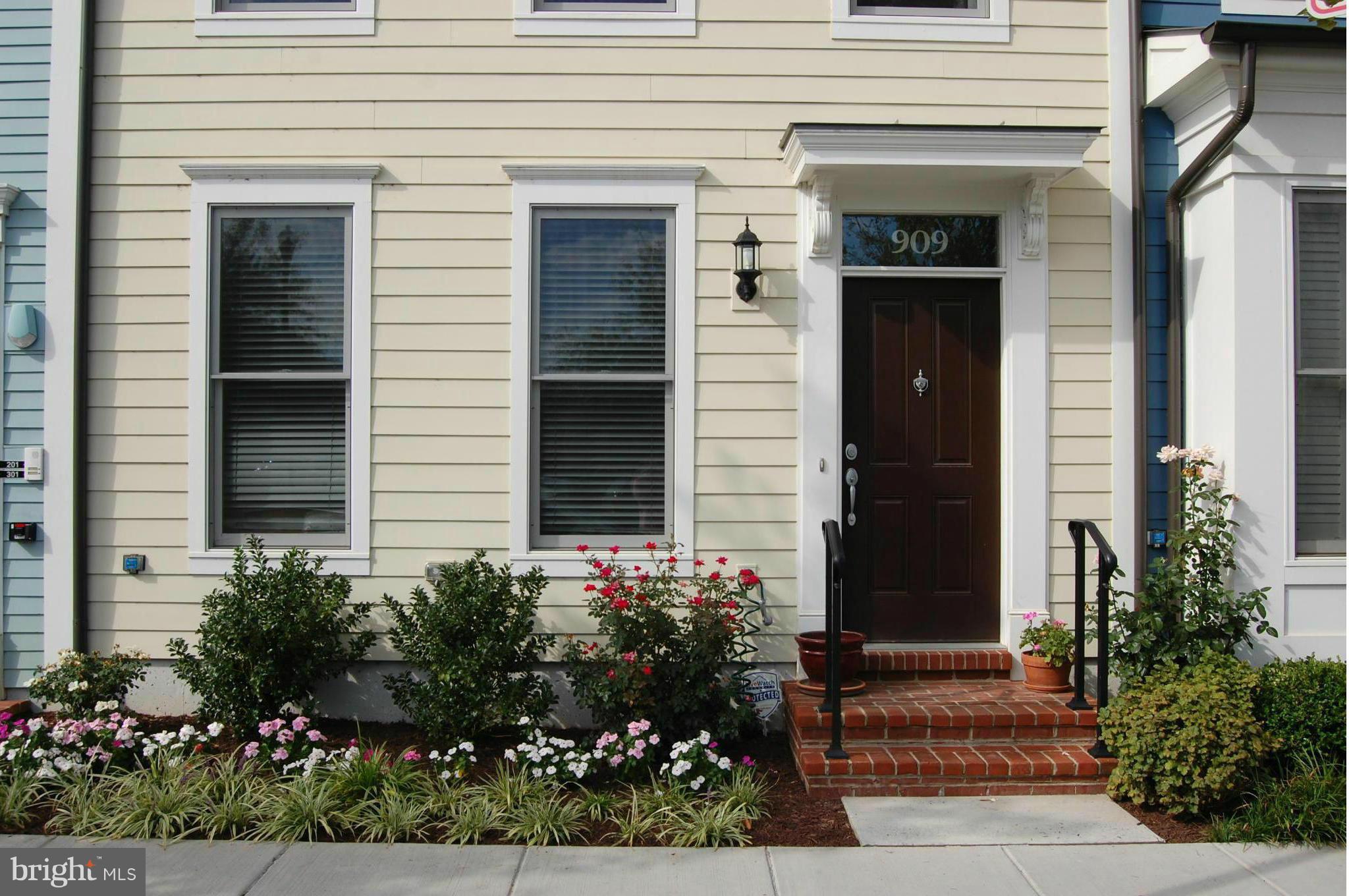 OLD TOWN COMMONS - Residential Lease