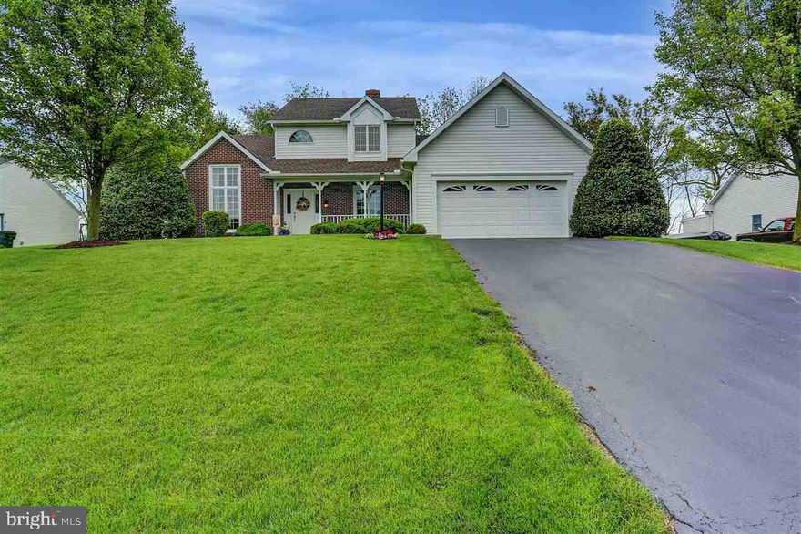 Stunning 3 or 4 Bedroom Home with tons of space! 2nd floor loft could easily be another bedroom. Den features double sided fireplace (shares with Kitchen).  2017 AC/Heatpump & New Heat System in Basement. '16 New Carpet in Screened Porch, New ('15) Roof, Spouting, Garage Door and Trim. This home is Stunning!