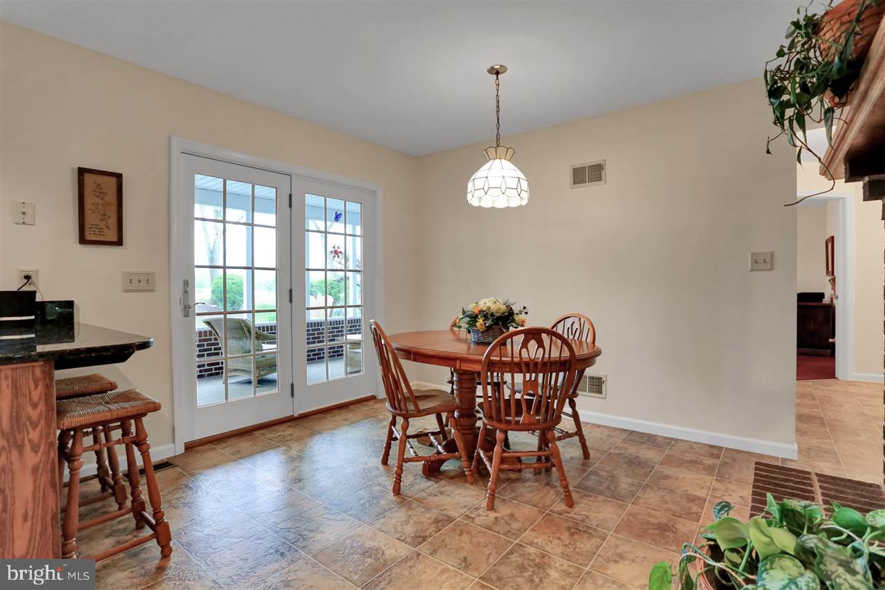 COUNTRY MANOR - Residential