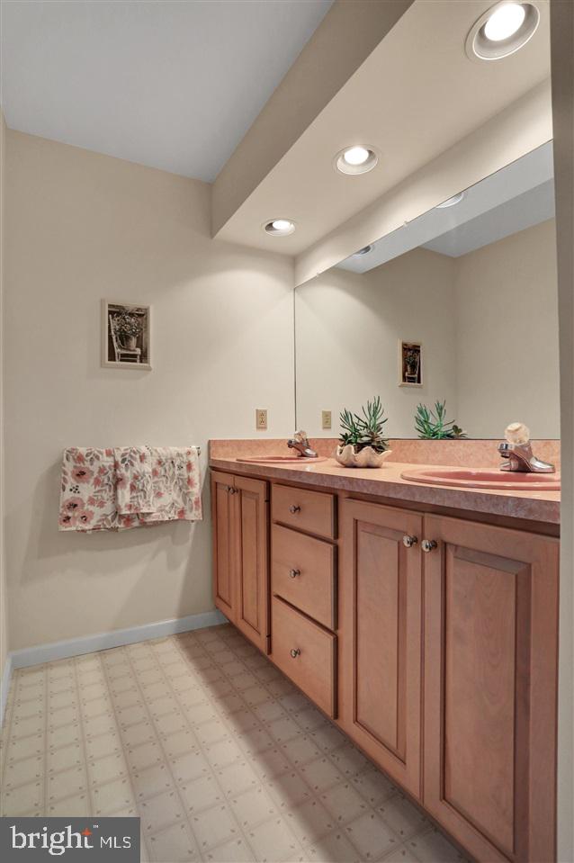 COUNTRY MANOR - Residential
