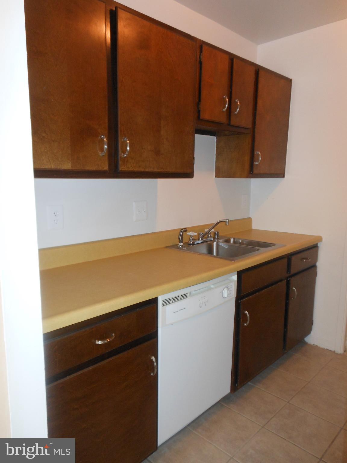 SUMMERTREE CONDO APTS - Residential Lease