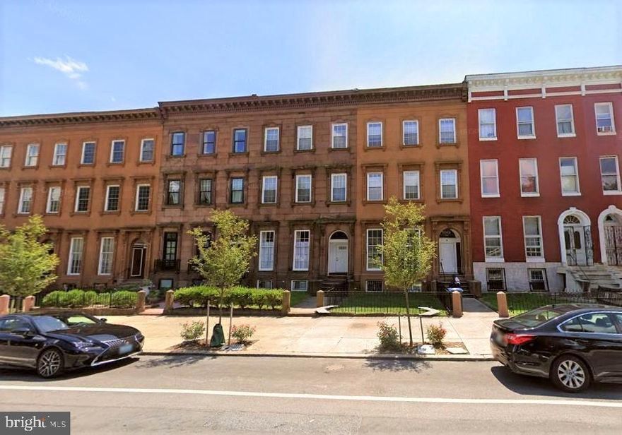 This  modern architectural dual-level condominium is one to see!  With the bedroom and bathroom on its own level, there is plenty of room to entertain on the main living level. The partially vaulted ceiling, open living-room plan has space for dining and entertaining guests while directly overlooking Franklin Square Park.  The open kitchen is complete with stainless steel appliances.  A washer/dryer combo can be found on the lower level.  Walking distance to restaurants, a 4 minute drive to University of Maryland and University Maryland Medical Center.