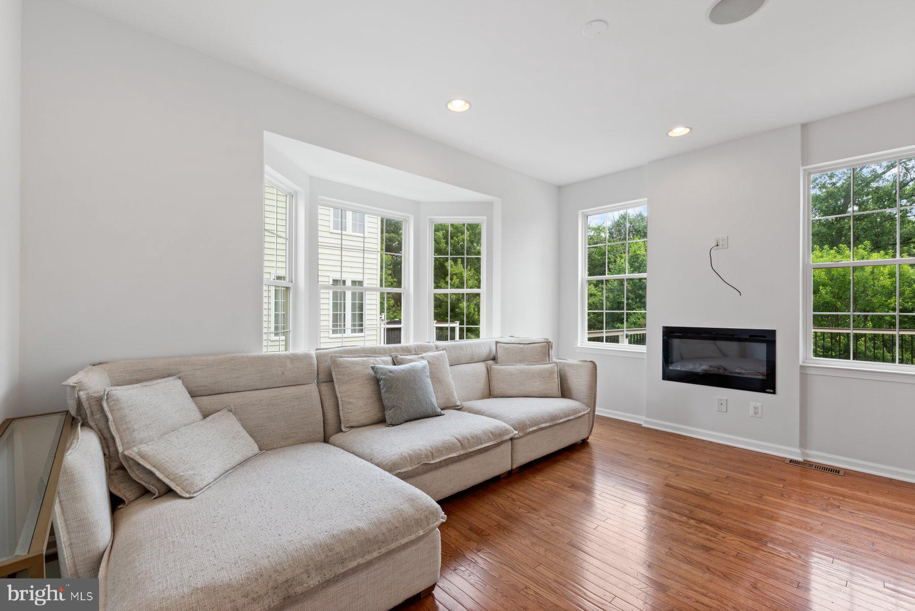 BELMONT COUNTRY CLUB - Residential Lease