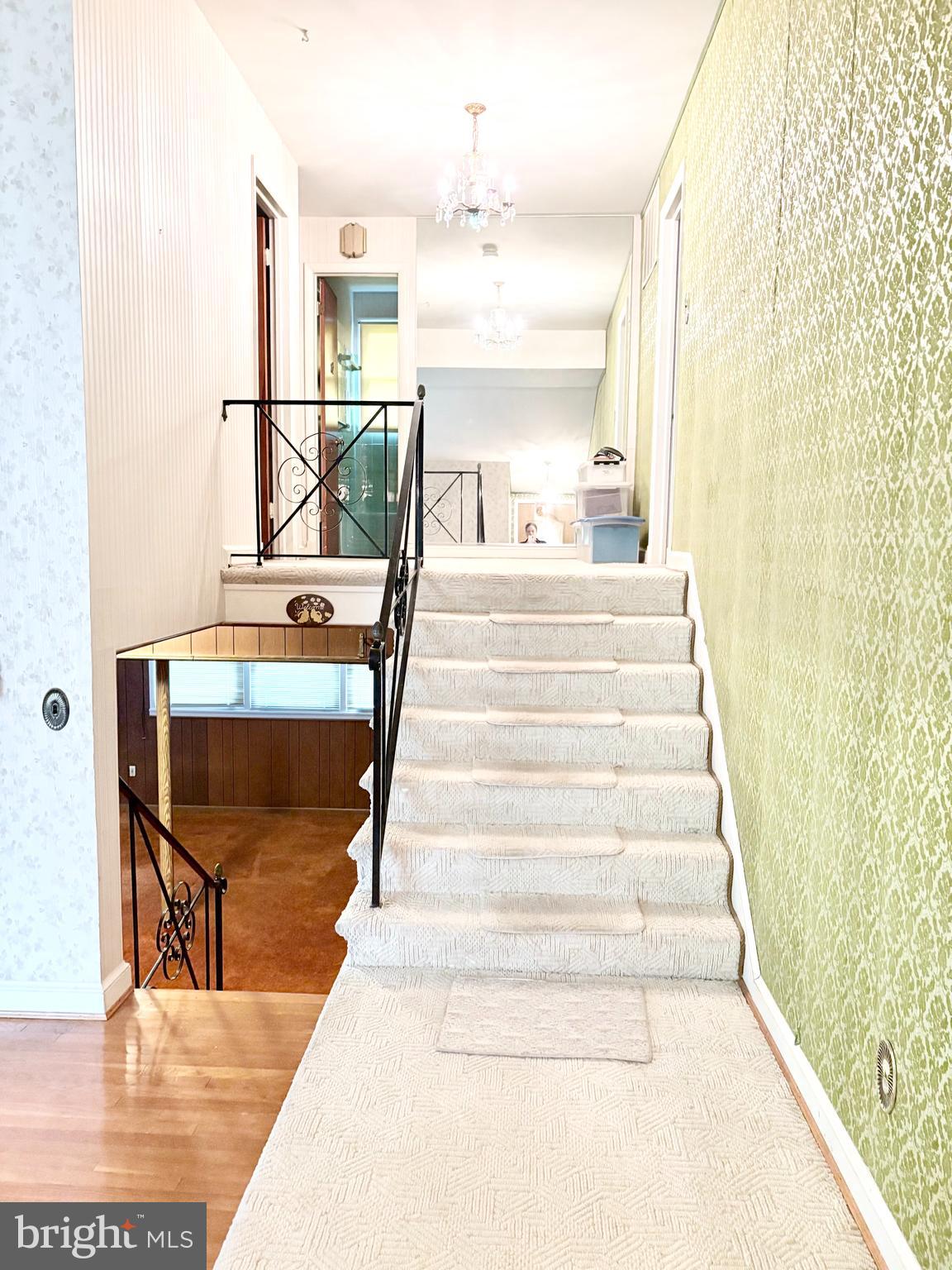 713 UNIVERSITY BOULEVARD W
