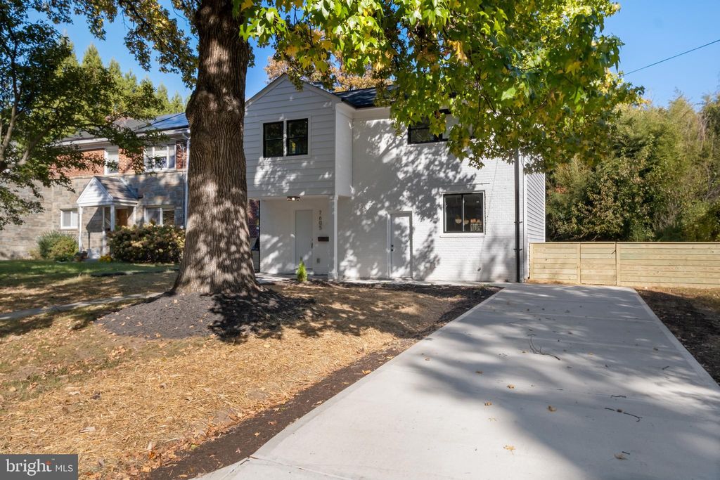 Photo of 7605 Wildwood Drive, TAKOMA PARK, MD 20912 (MLS # MDMC2205230)