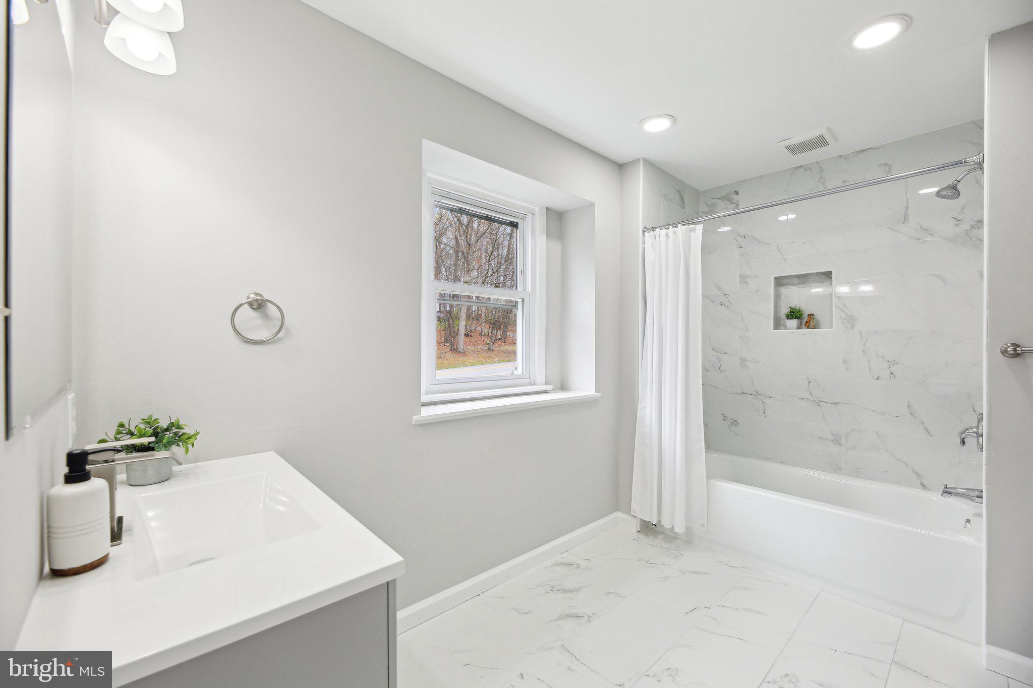 SKYLINE MANOR - Residential