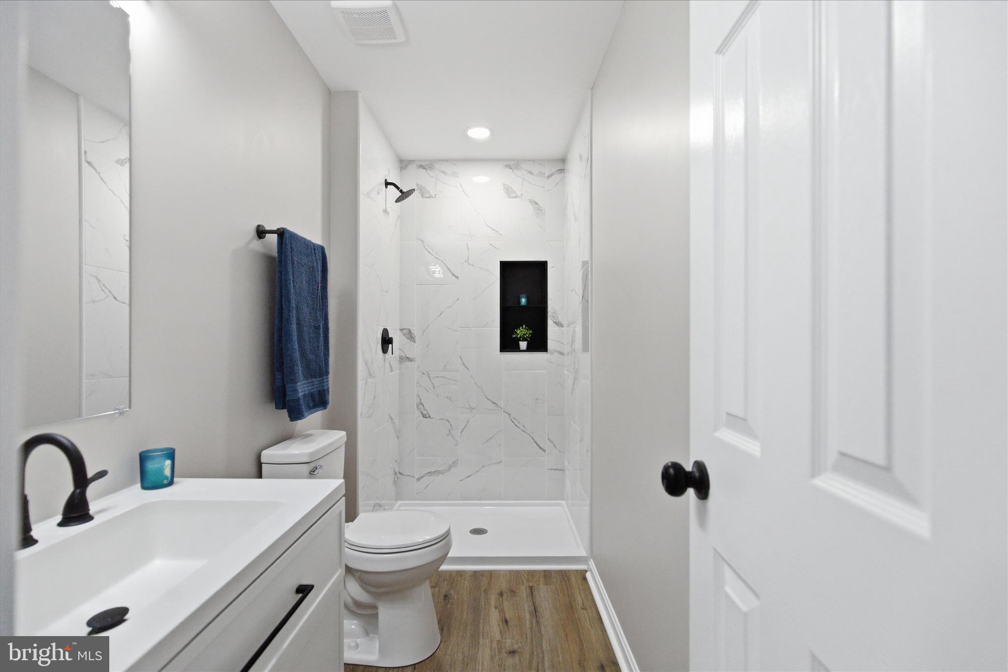 COUNTRY LAKES - Residential