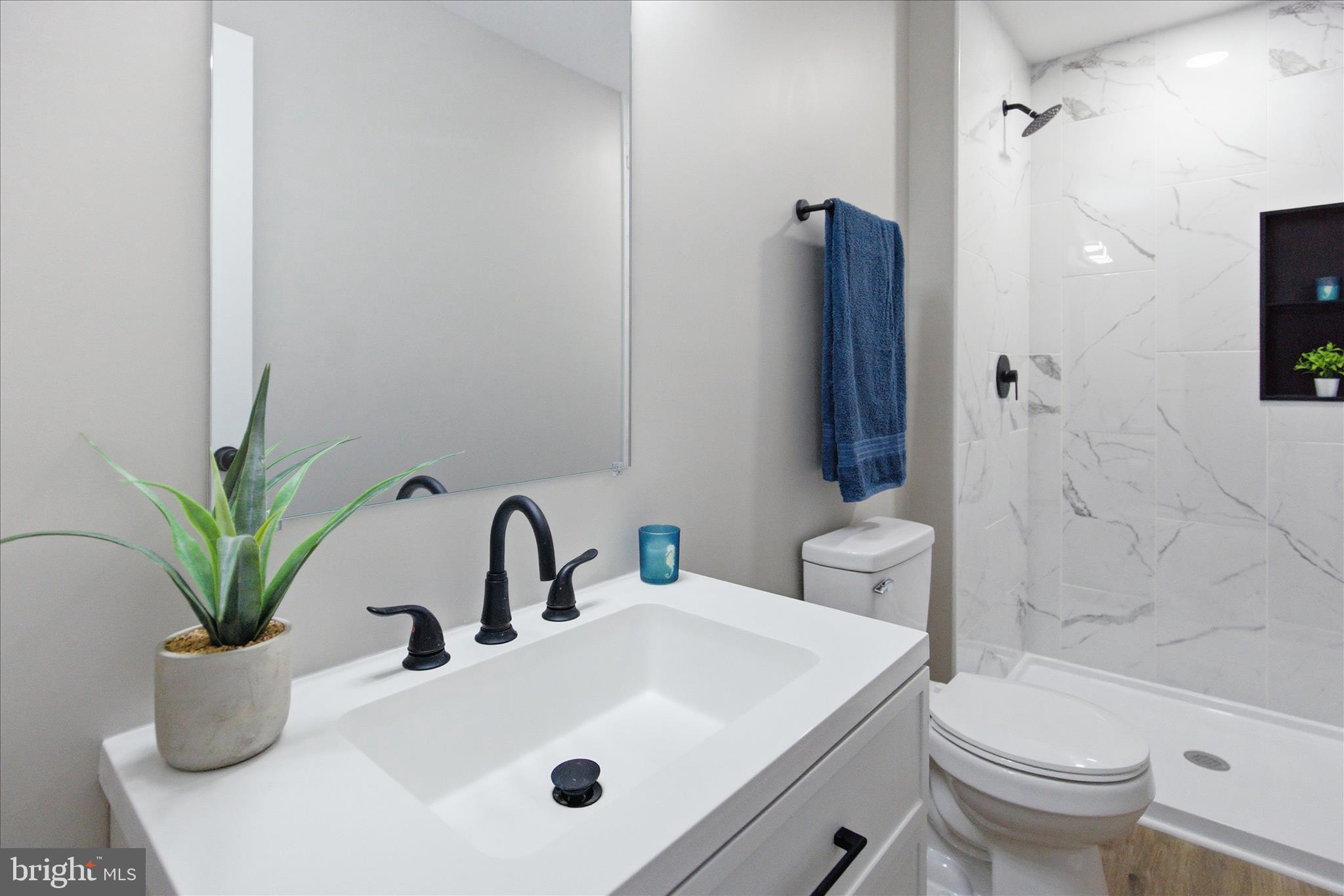 COUNTRY LAKES - Residential