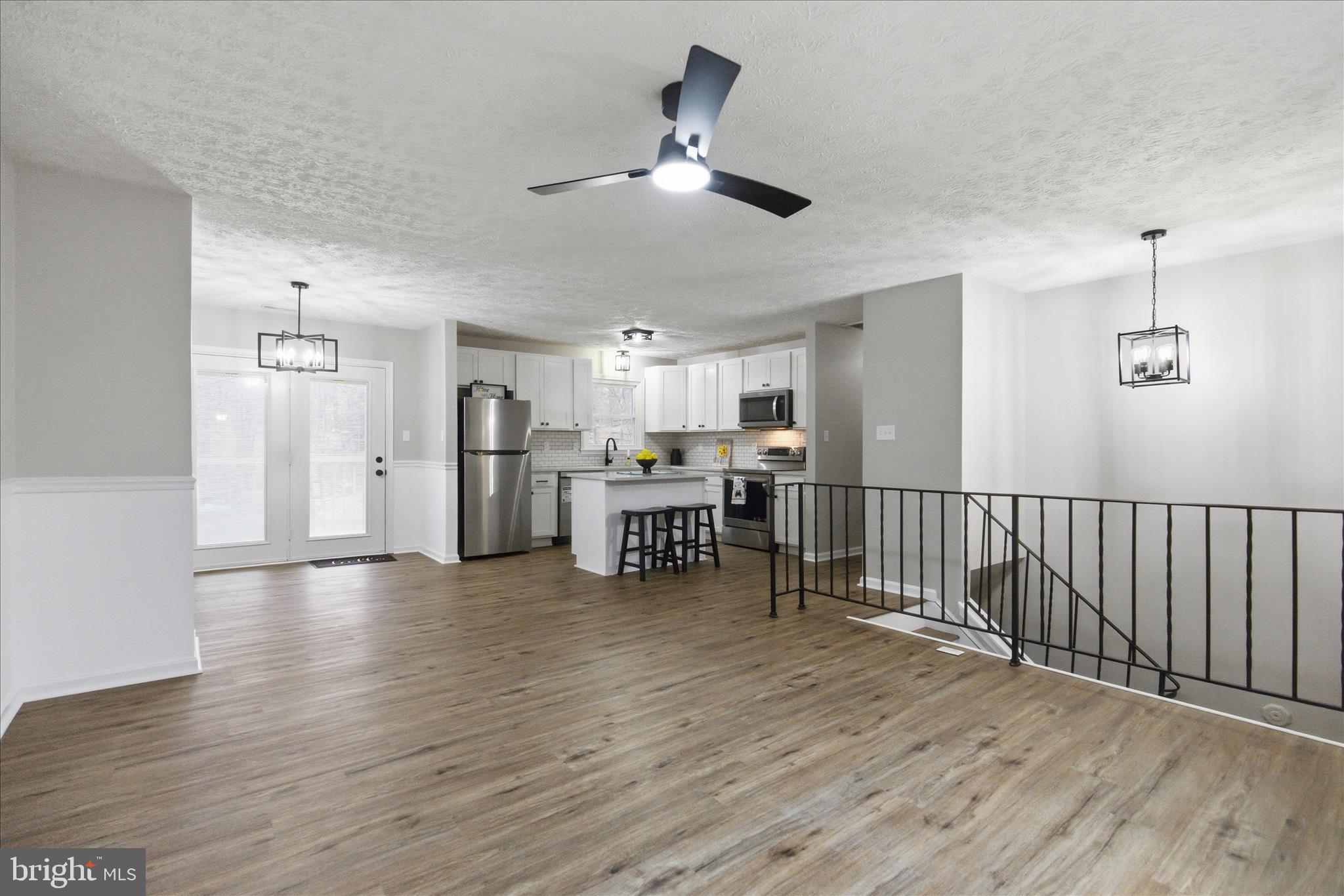 COUNTRY LAKES - Residential