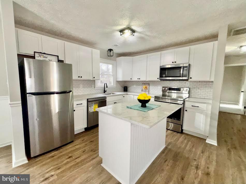 COUNTRY LAKES - Residential