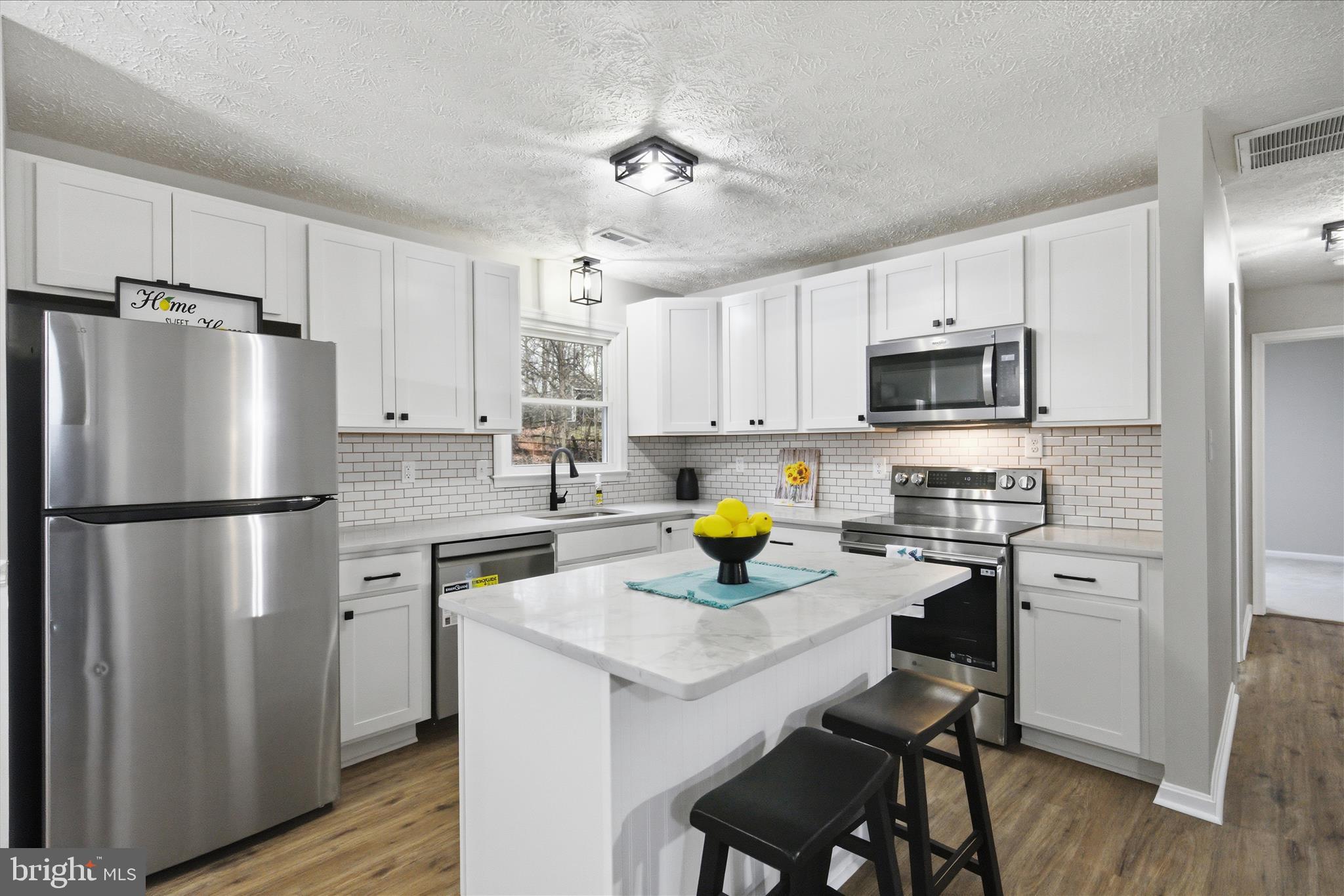 COUNTRY LAKES - Residential