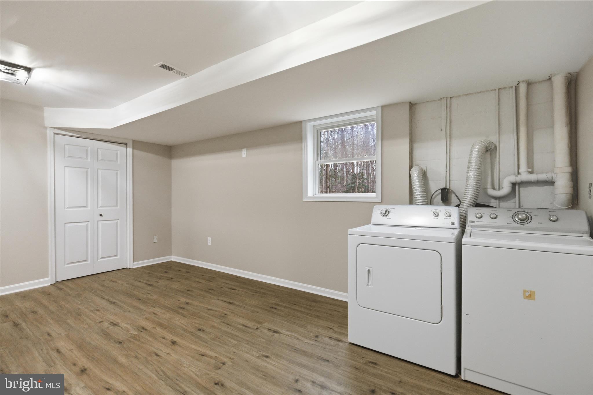 COUNTRY LAKES - Residential