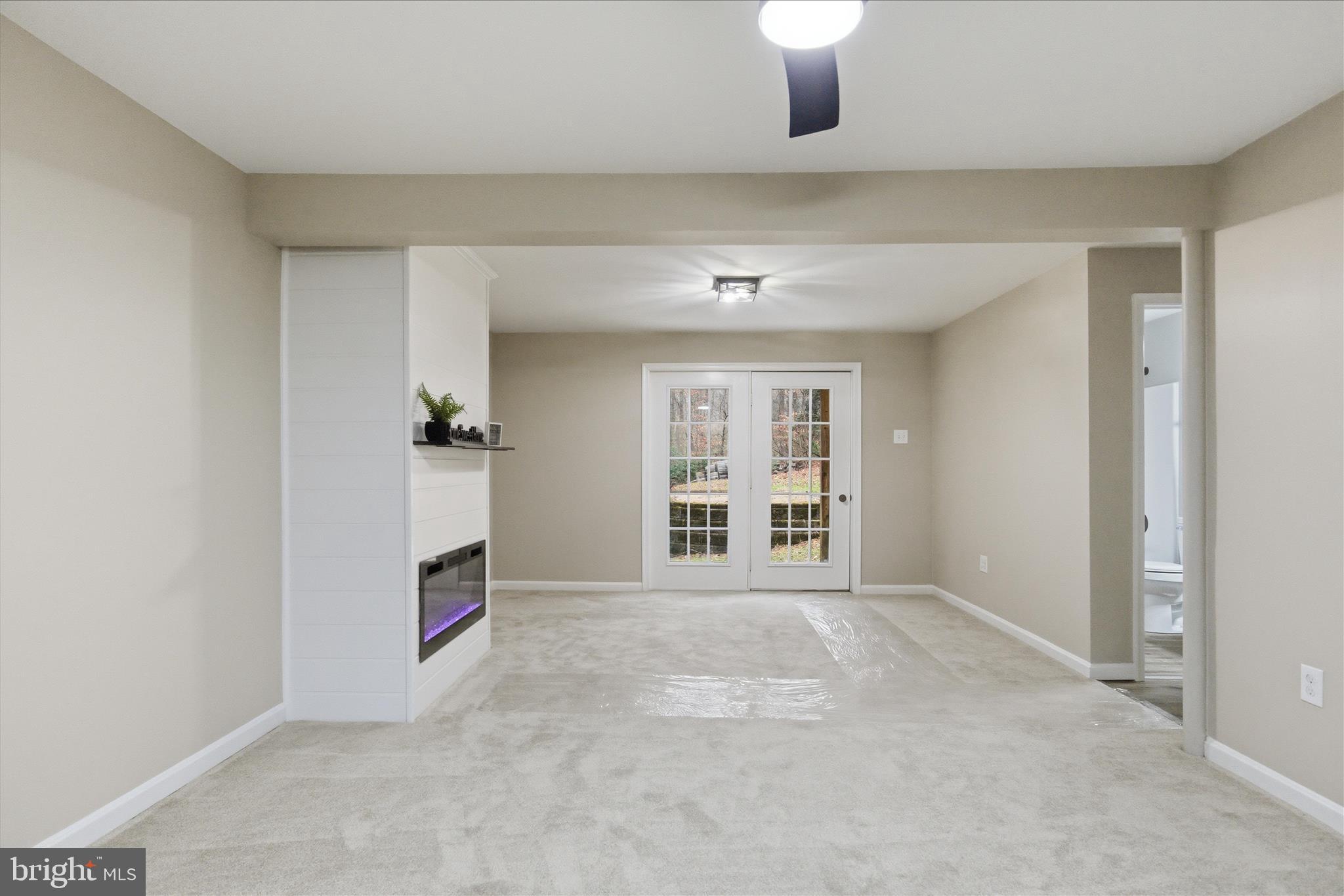 COUNTRY LAKES - Residential