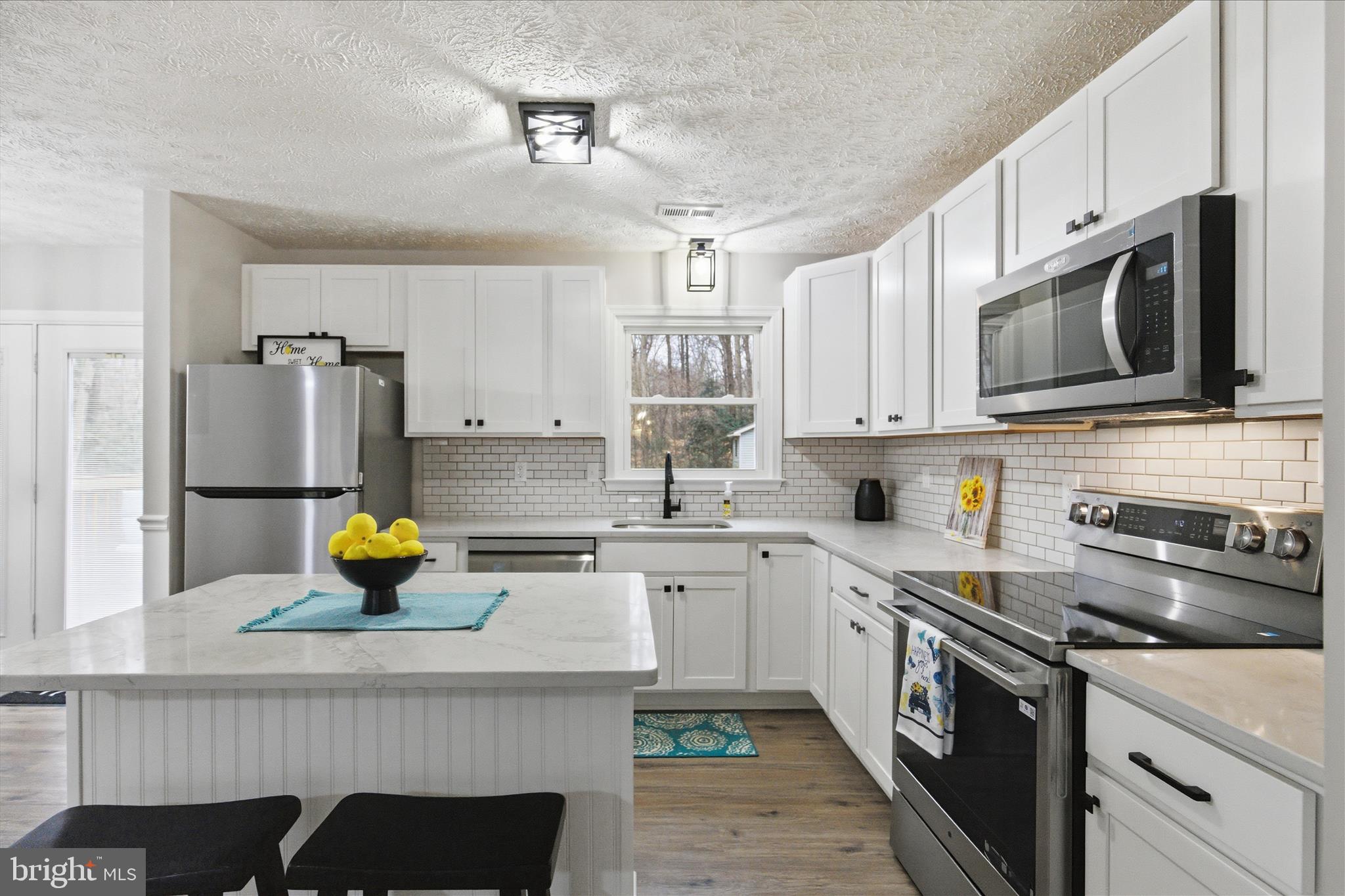 COUNTRY LAKES - Residential