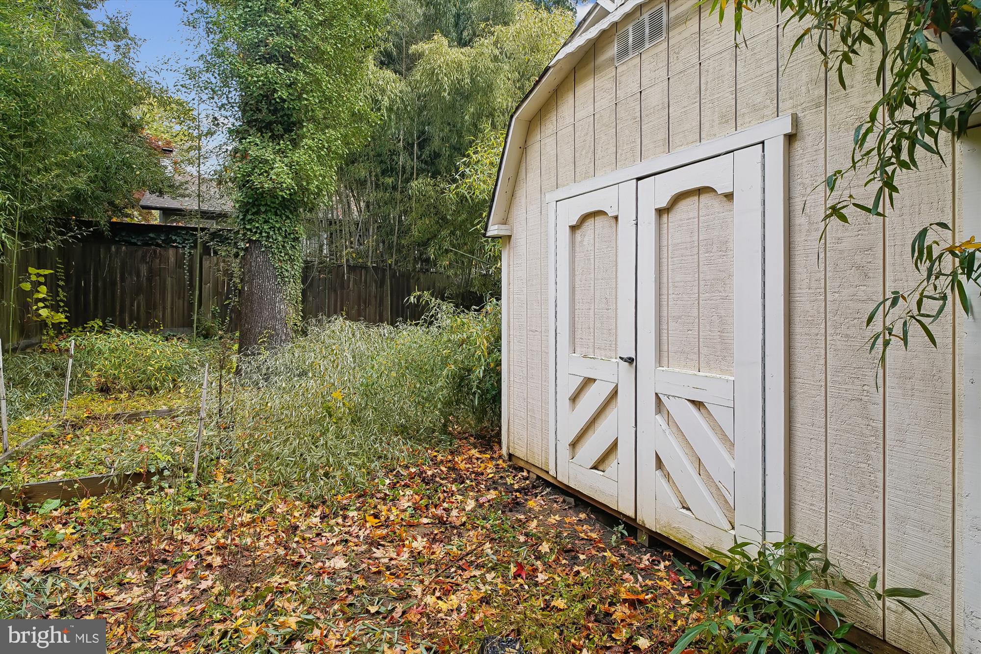 WOODLAND BEACH - Residential