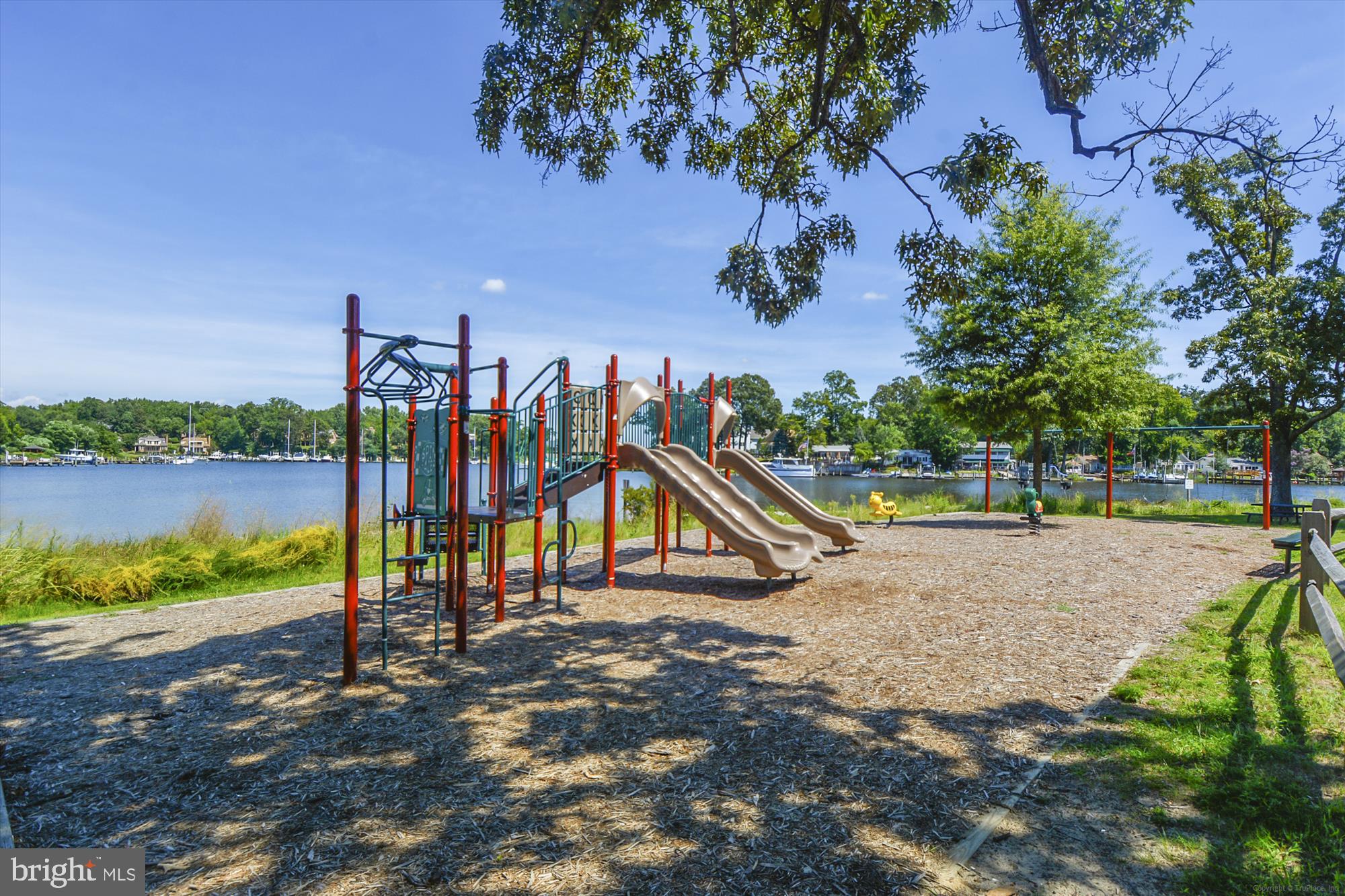 WOODLAND BEACH - Residential