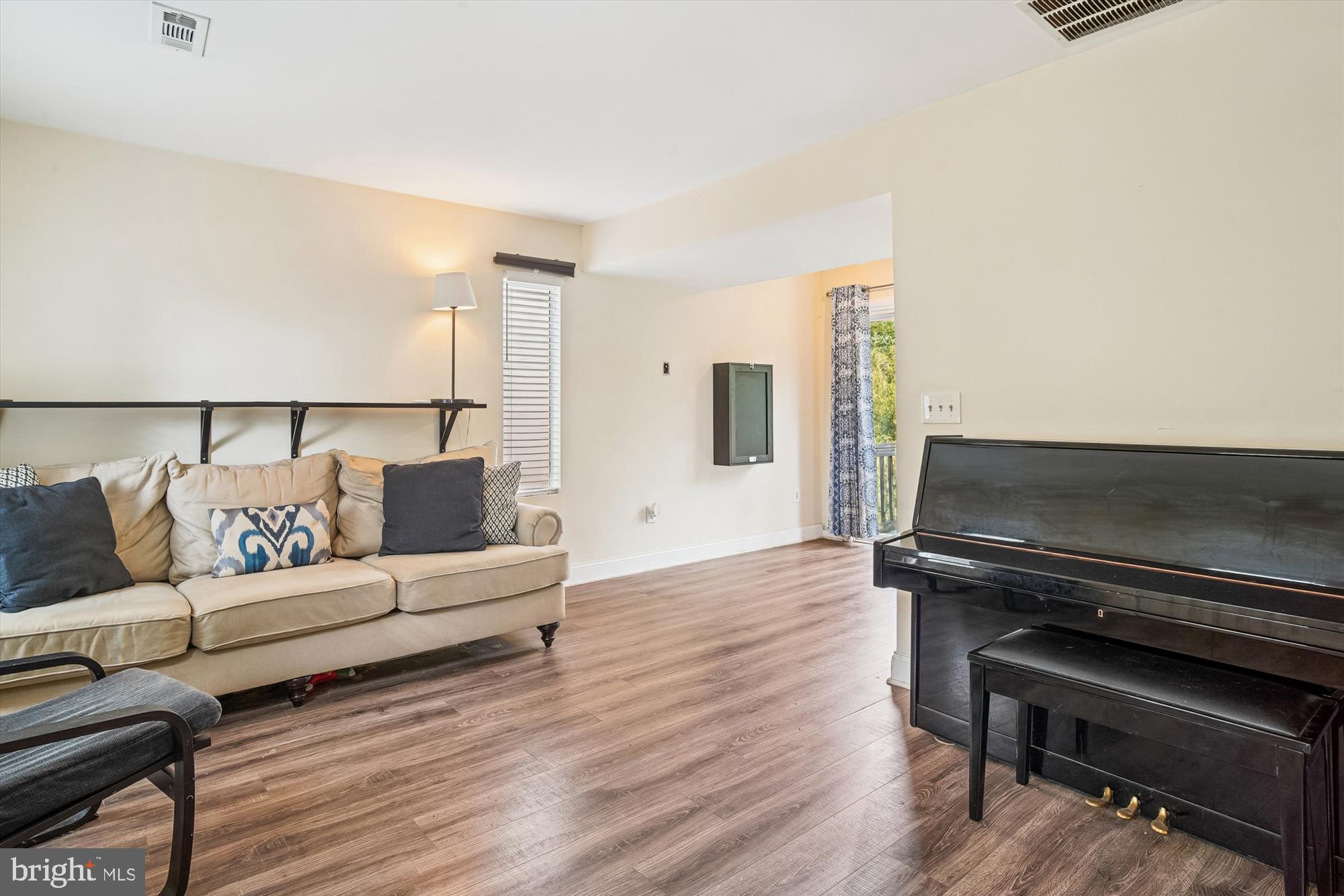 WOODLAND BEACH - Residential