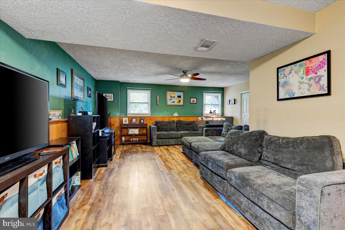 OAK HOLLOW - Residential