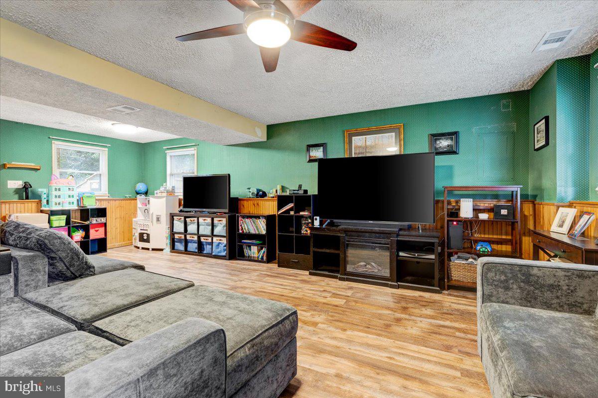 OAK HOLLOW - Residential