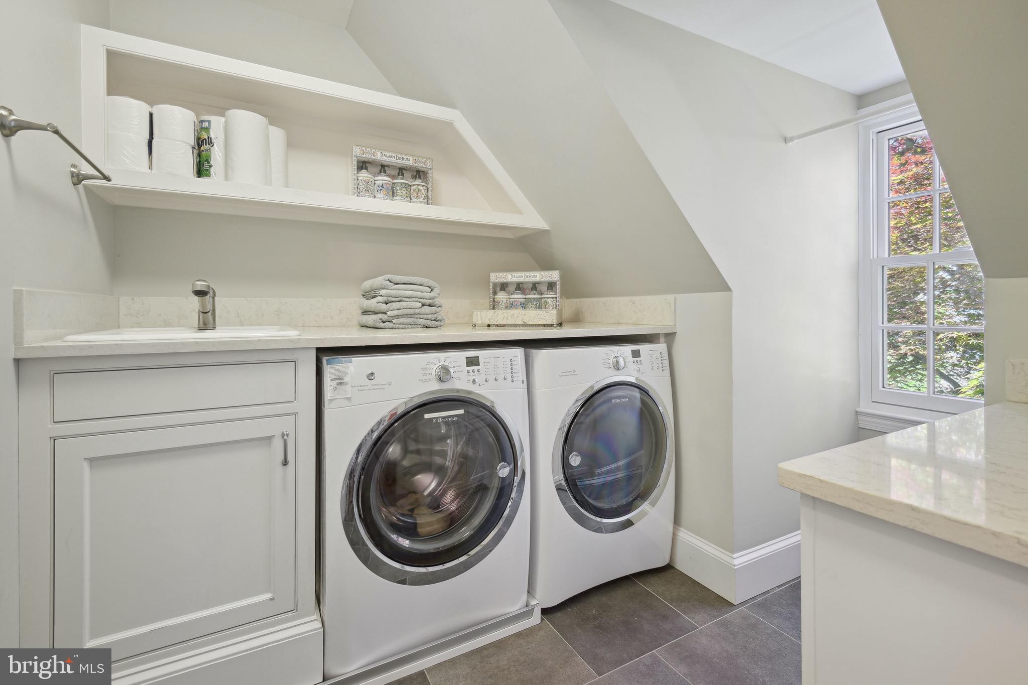 BURNING TREE VIEW - Residential