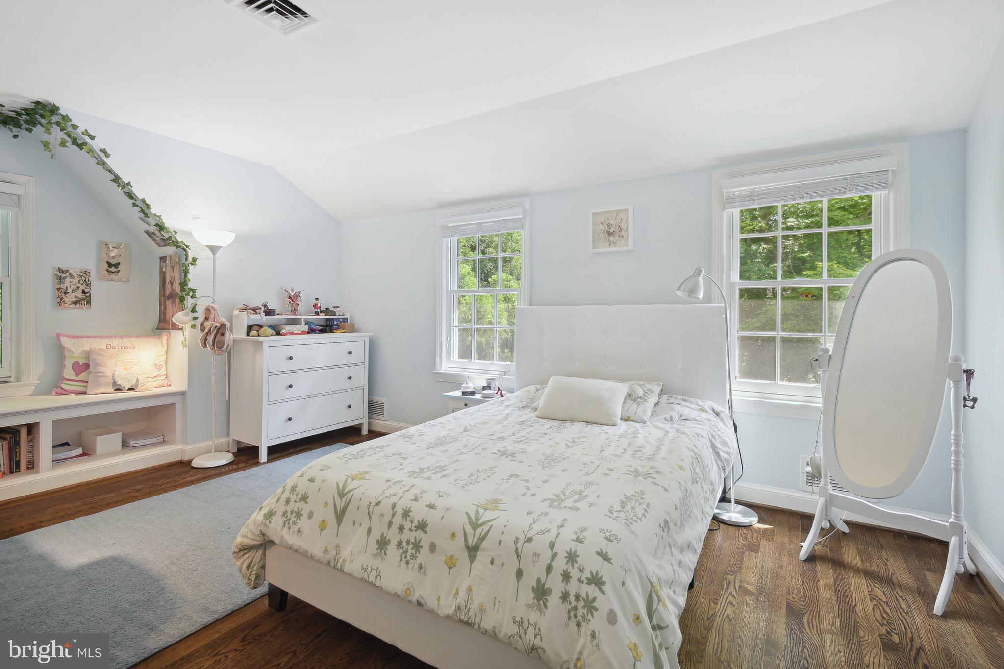 BURNING TREE VIEW - Residential