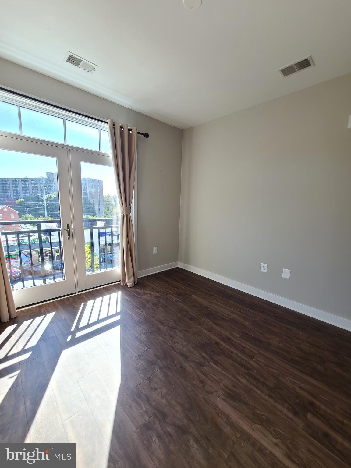 TRAFALGAR FLATS - Residential