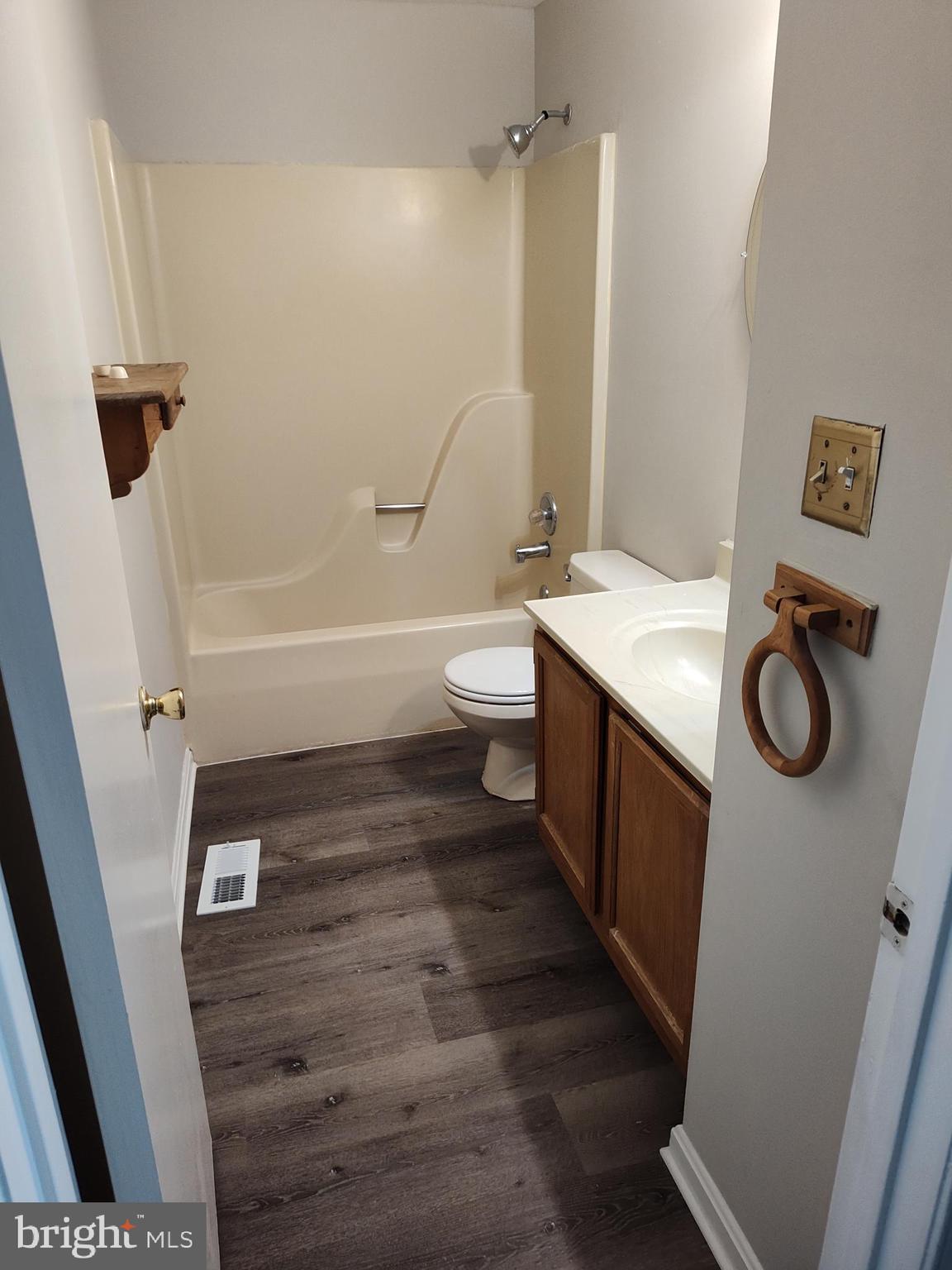 STONELEIGH SQUARE - Residential