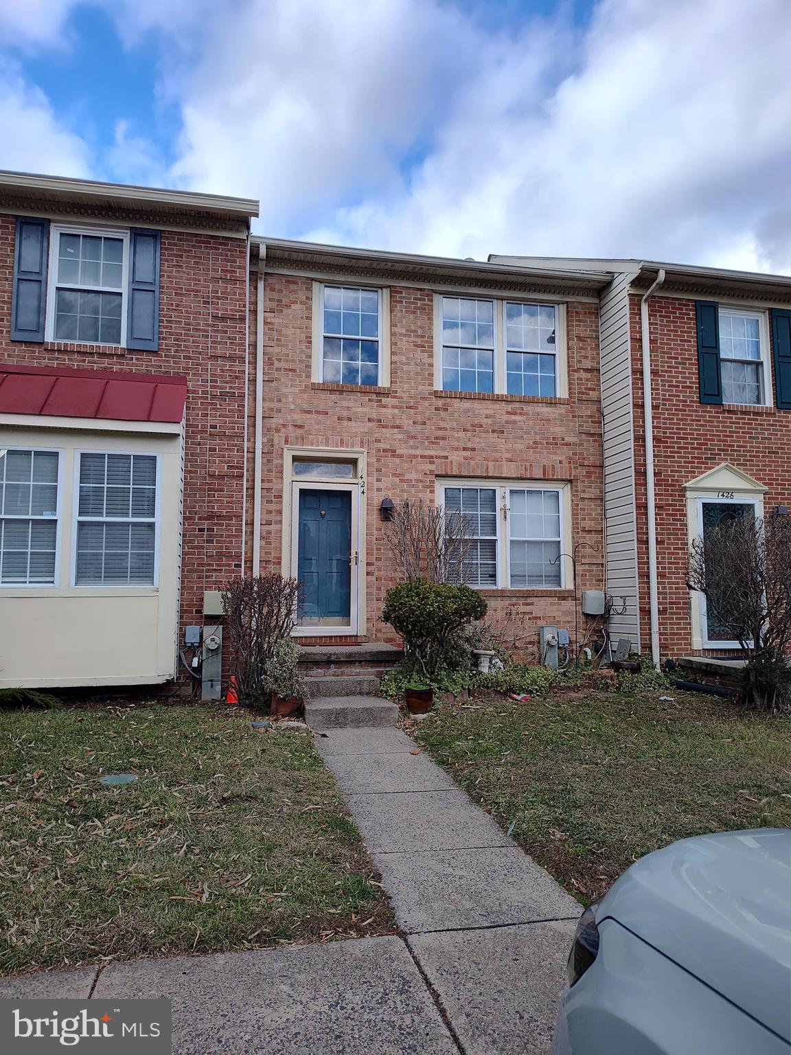Freshly painted, new carept and hardword blank flooring. Move in ready. Great location in Stoneliegh Square.