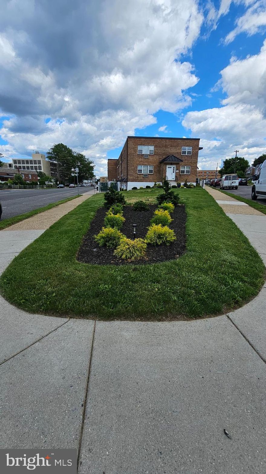 Studio being available for rent in a Prime Northeast of Philadelphia division.
Featuring approximatly 400 sq ft of living space , providing a large living room / bedroom / kitchen open floor concept in addition to a large Bathroom offering a large shower , Toilet and vanity .
In addition, there is an assigned parking spot.
Great opportunity for an affordable rate.