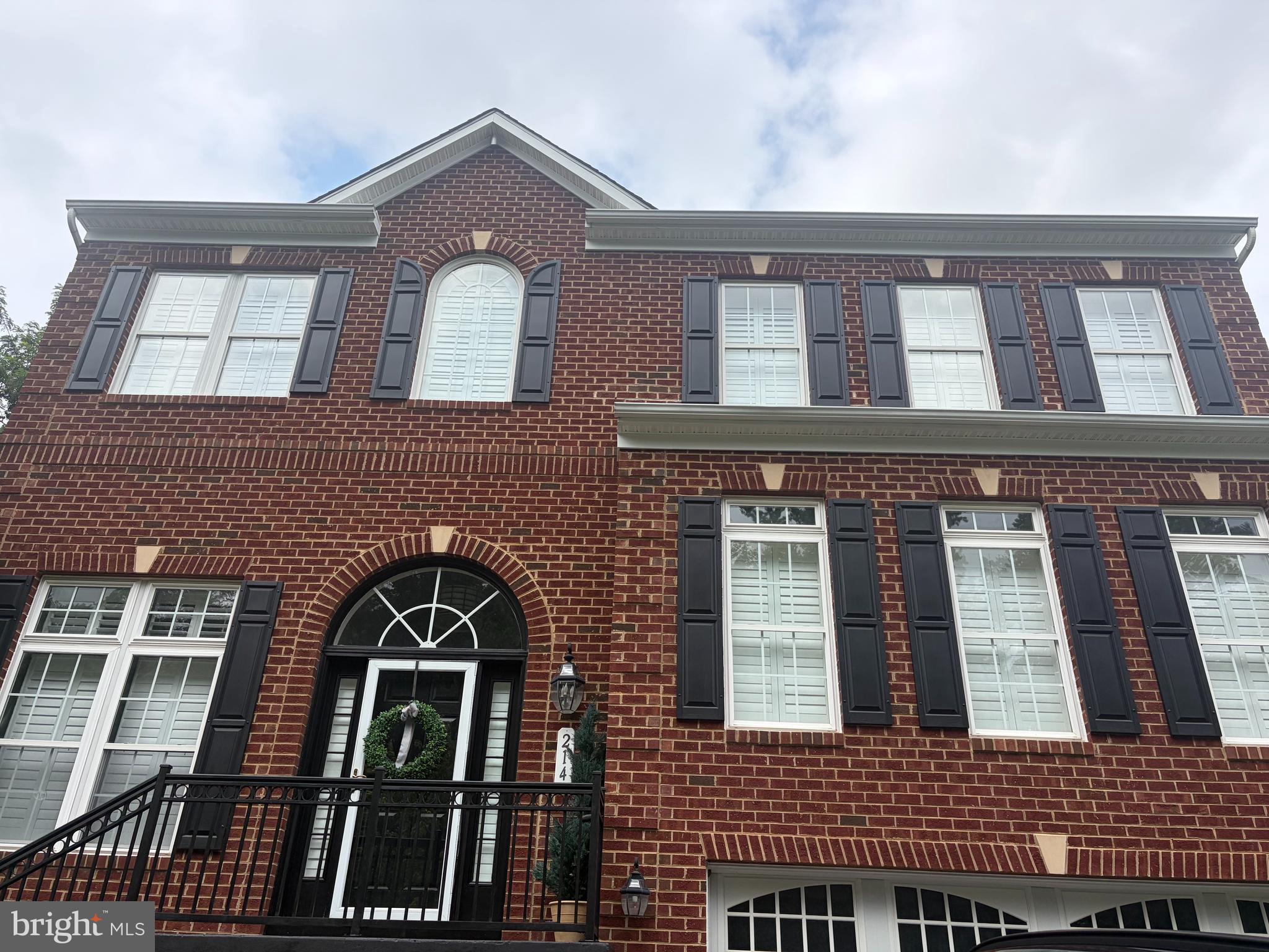 214 BOWEN COURT