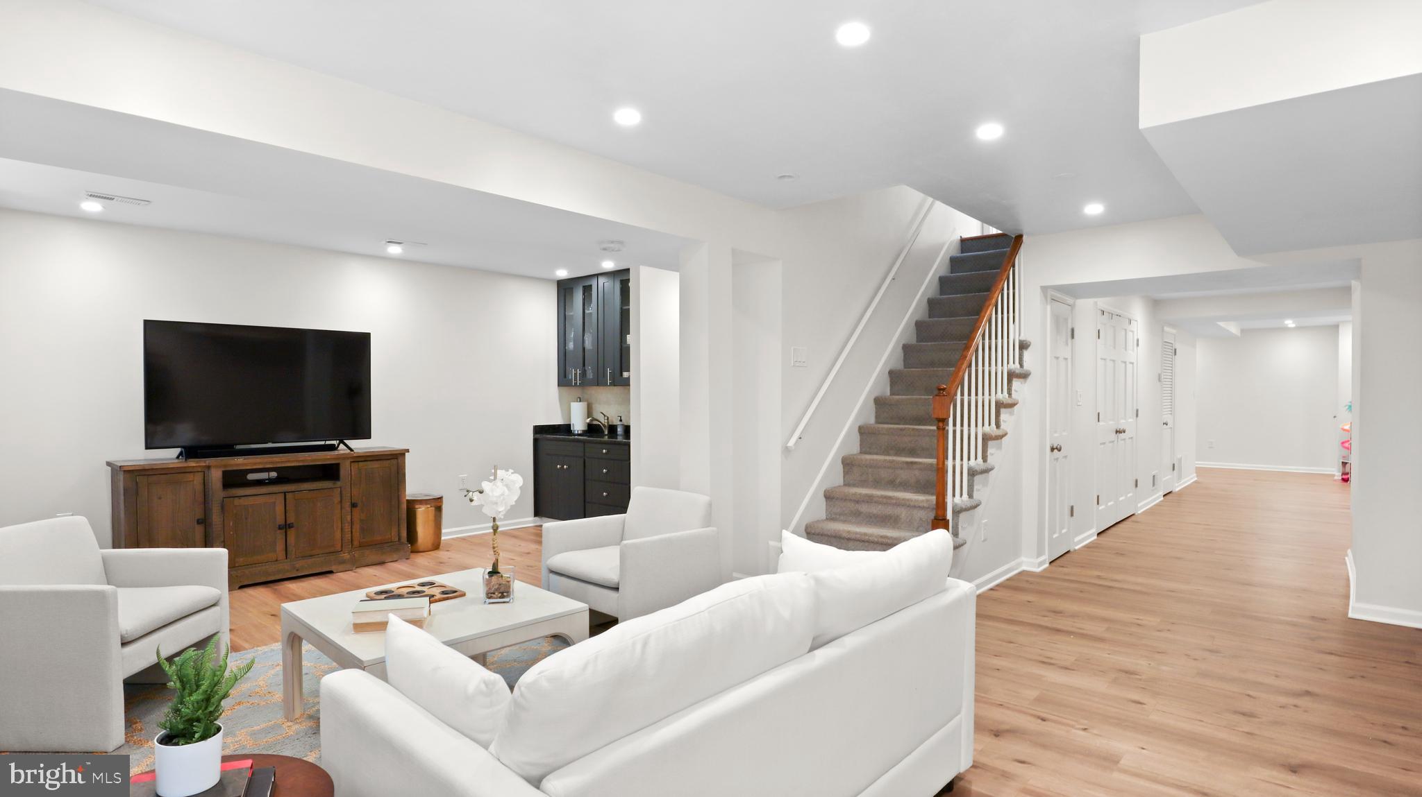 COUNTRY CLUB MANOR - Residential