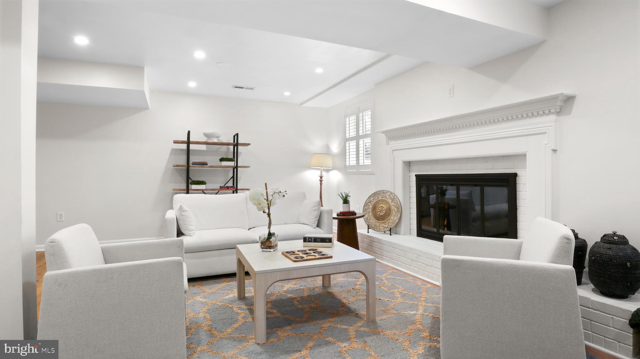 COUNTRY CLUB MANOR - Residential