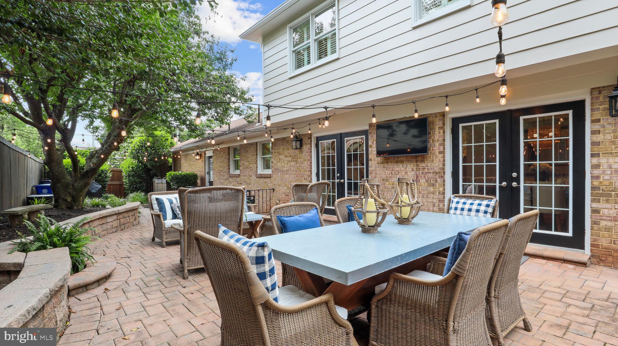 COUNTRY CLUB MANOR - Residential