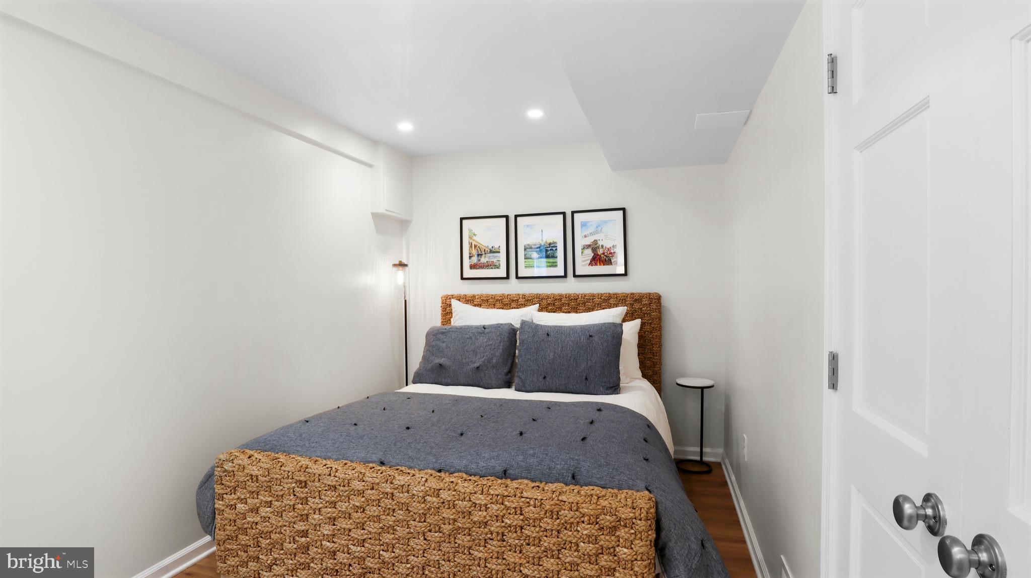 COUNTRY CLUB MANOR - Residential