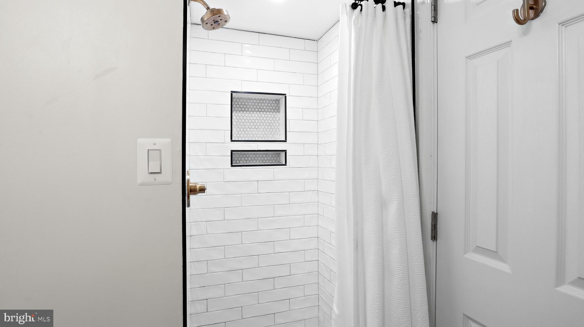 COUNTRY CLUB MANOR - Residential