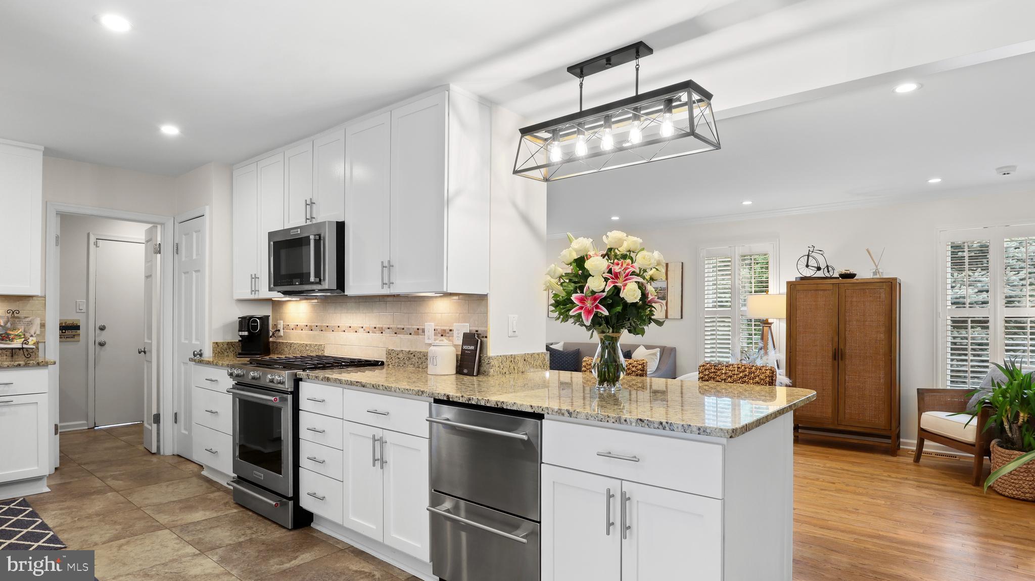 COUNTRY CLUB MANOR - Residential