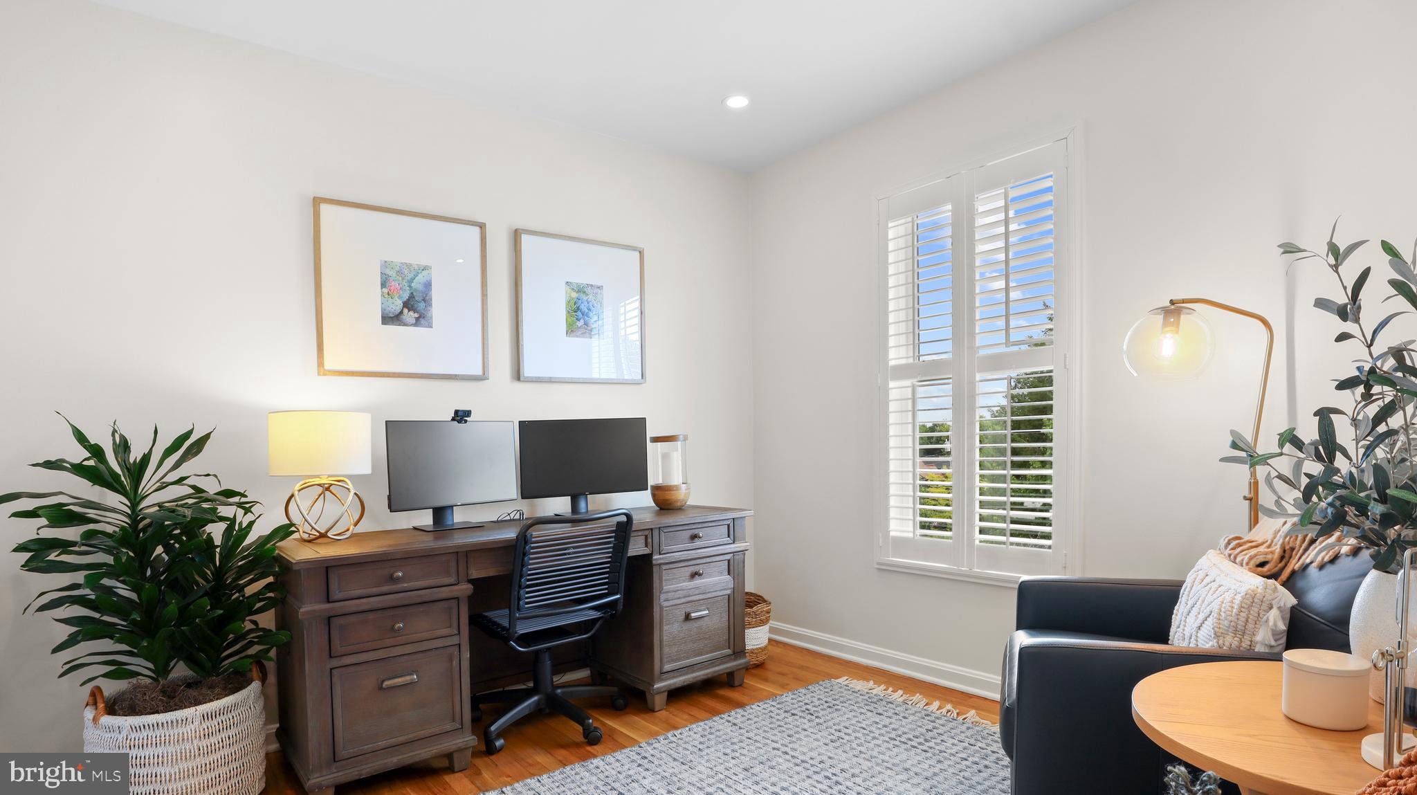 COUNTRY CLUB MANOR - Residential