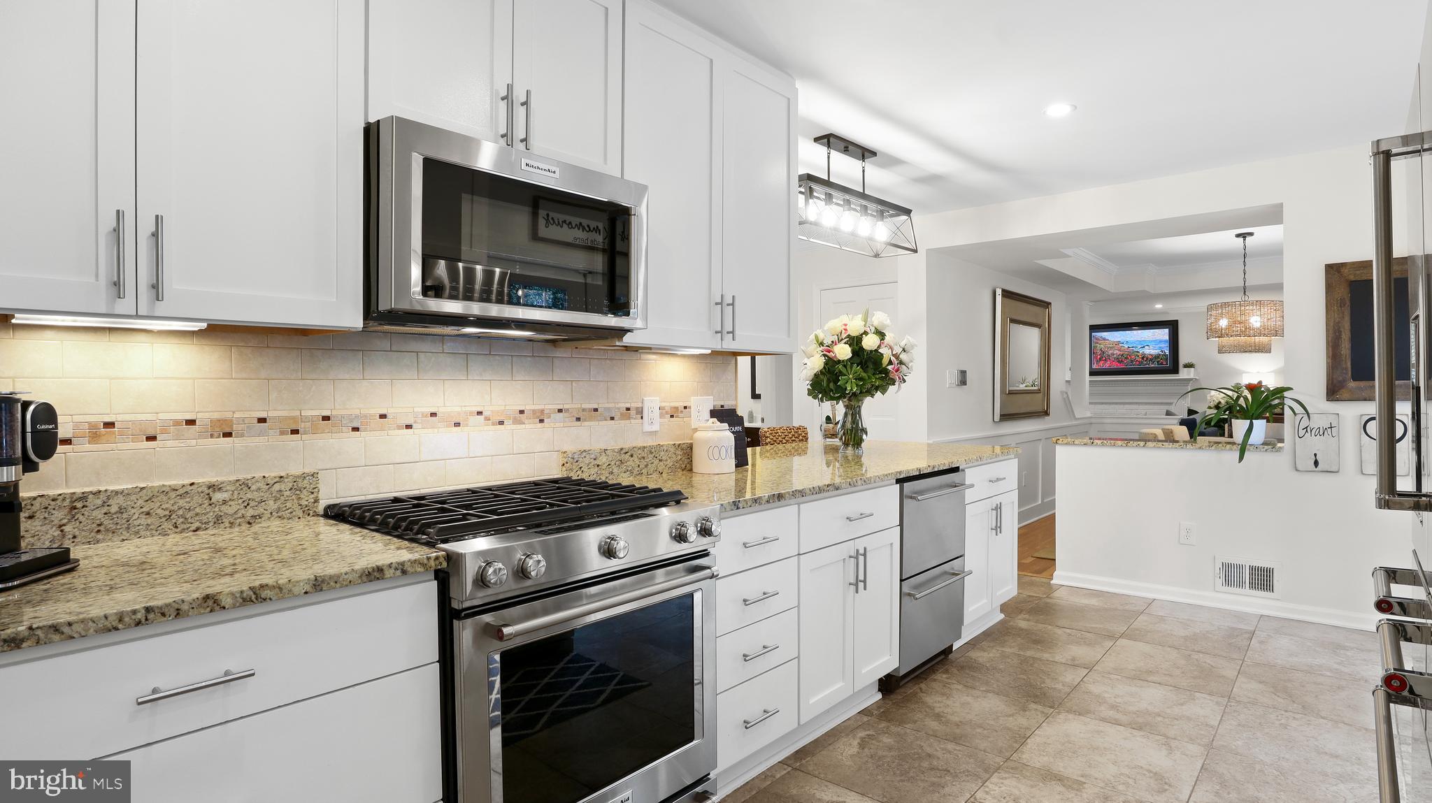 COUNTRY CLUB MANOR - Residential