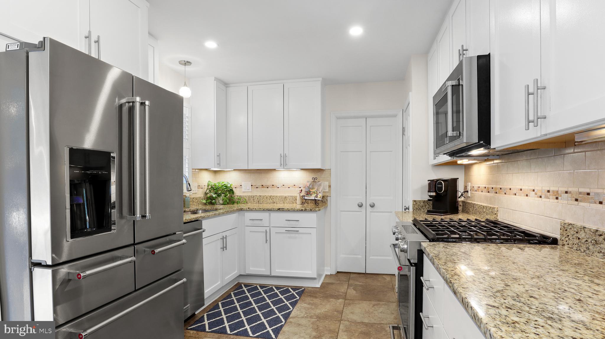 COUNTRY CLUB MANOR - Residential