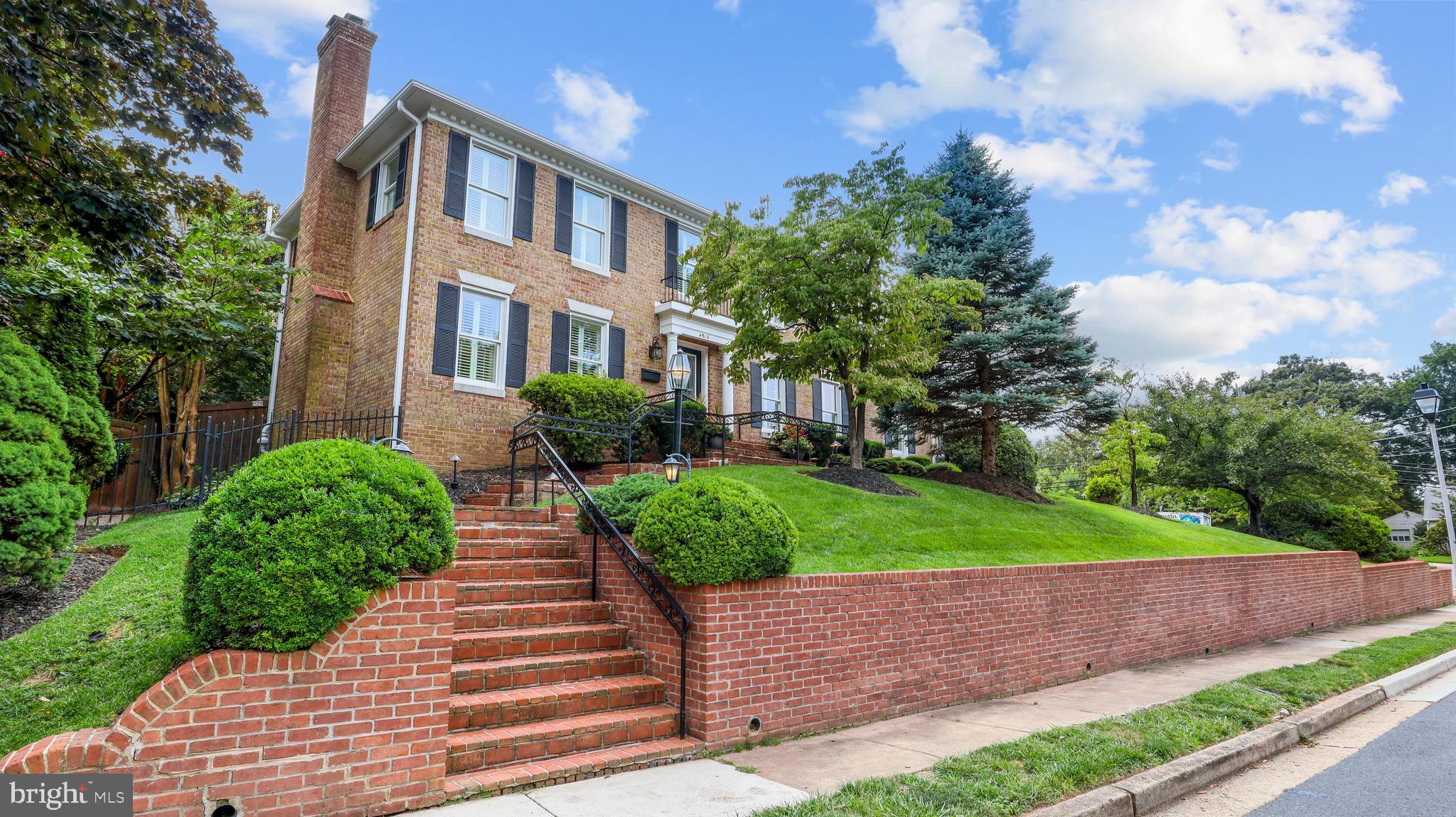 COUNTRY CLUB MANOR - Residential