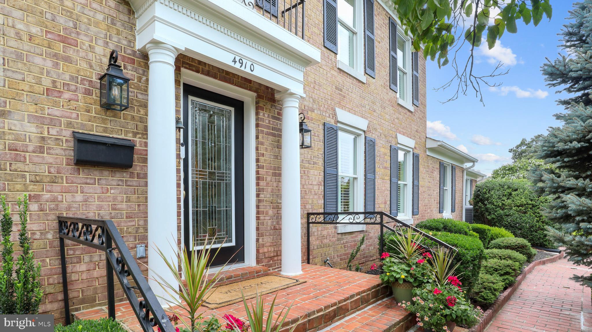 COUNTRY CLUB MANOR - Residential