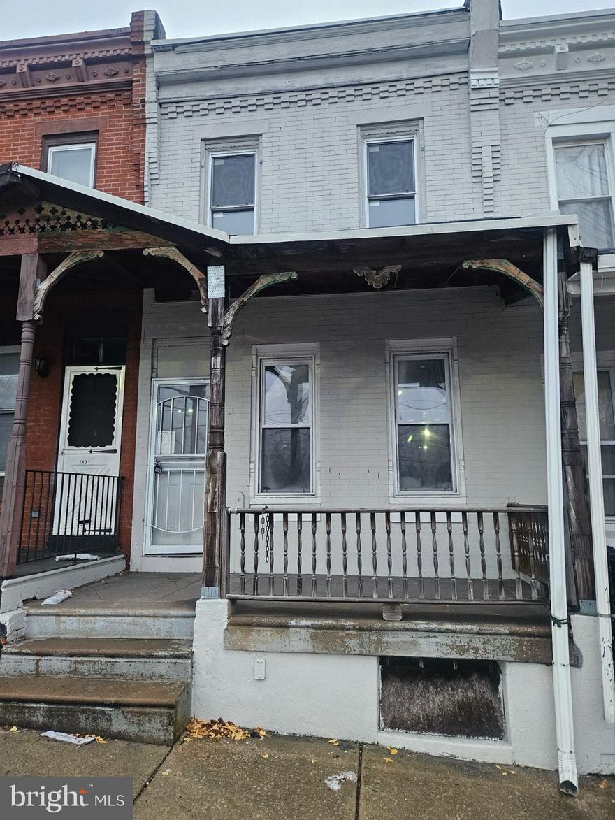 All EMD Checks to be made payable to buyer's Title co.

Showings will begin Tuesday 2/4/25

Attention Investors!!! this 2 bedroom, 1 &1/2 bathroom townhouse in Squirrel Hill is a diamond in the rough Needs about 15K more work done, the rest was already done for you. After rehab potential value: $235,000, After rehab potential rent $1500-$1700. 1 block from St. Joseph's University city campus, 10 minutes drive to Center City, 15 minute drive to airport, near plenty of Septa buses & trolley lines, local coffee shops and more! The property is being sold "As Is"